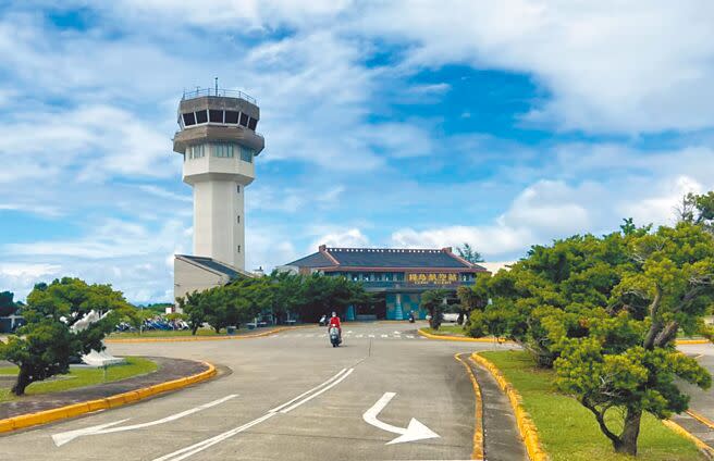 相較於台東市區一房難求，台東蘭嶼、綠島元旦連假訂房率不到5成。氣候不佳，台東昨日往返綠島航班全取消，圖為綠島航空站。（蔡旻妤攝）