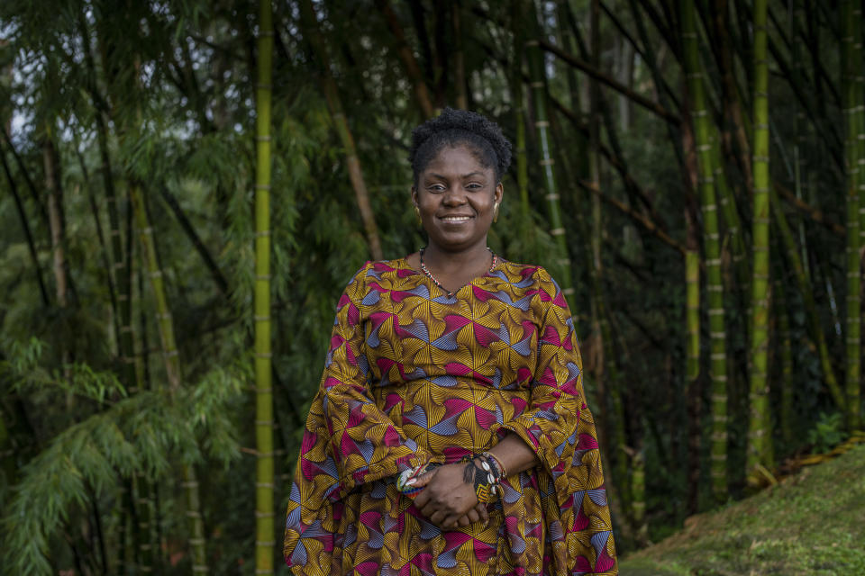 El guardarropa de Francia Márquez, que se convertirá en la primera vicepresidenta negra de Colombia, es diseñado en gran medida por Sinisterra, un estudiante universitario de 23 años que no tiene formación en diseño y que protagoniza la explosión de la moda afrocolombiana. (Federico Rios/The New York Times).