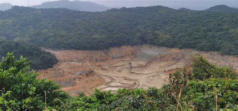 基隆新山水庫罕見出現乾涸情況，讓在地人相當憂心。（圖／翻攝自臉書社團基隆人）