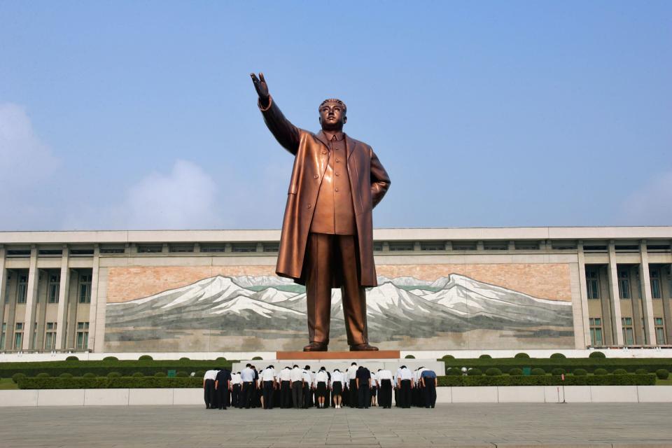 Statue des verstorbenen nordkoreanischen Führers Kim Il Sung, hier auf dem Mansu-Hügel in Pjöngjang, Nordkorea.  - Copyright: picture alliance / ASSOCIATED PRESS | Elizabeth Dalziel