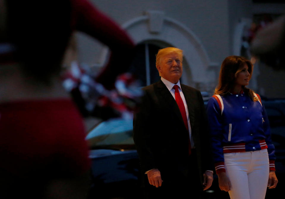 Así fue la fiesta de Trump para ver el Super Bowl: con porristas y Melania