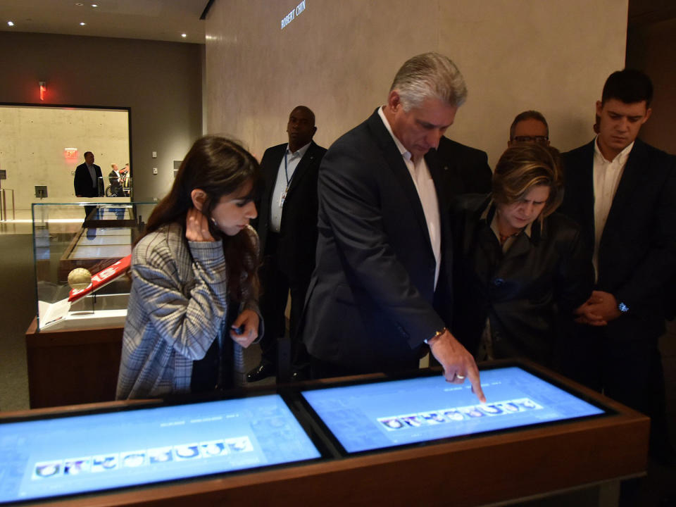 Fotografía cedida por Estudio Revolución que muestra al presidente cubano Miguel Díaz-Canel (c), junto a su esposa Lis Cuesta (c-d), durante una visita hoy, sábado 29 de septiembre del 2018, a la Zona Cero, lugar donde en septiembre del 2001 fueron derribadas las Torres Gemelas, en Nueva York (EE.UU.). Díaz-Canel culpó al “capitalismo y el imperialismo” de los ataques terroristas como el perpetrado hace diecisiete años en el corazón financiero de la ciudad. EFE/Cortesía Estudio Revolución