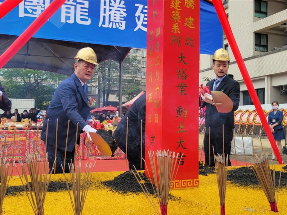 天玉集團董事長黃學藤（左）14日主持「大裕案」動土，右為鑫龍騰開發總經理黃勁嘉。圖／顏瑞田