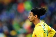 <p>Mit raumfüllendem Afro-Look beeindruckte auch der Kameruner Benoit Assou-Ekotto. Bei der WM 2010 in Südarfrika formte der Verteidiger die Wallepracht zu einer Art Schirmlampenoptik. Seiner Mannschaft ging dennoch kein Licht auf. Kamerun verlor alle drei Vorrundenspiele. (Bild: Stuart Franklin/Getty Images)</p> 