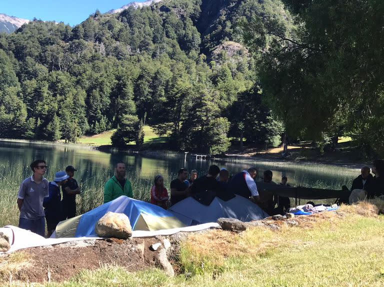 Acampe de manifestantes que quieren llegar al Lago Escondido, en abierto desafío a los vecinos