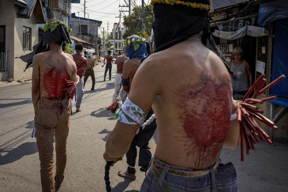 Los flagelantes azotan sus espaldas ensangrentadas como forma de penitencia durante la Semana Santa. Filipinas es la nación más católica de Asia. (Foto de Ezra Acayan/Getty Images)