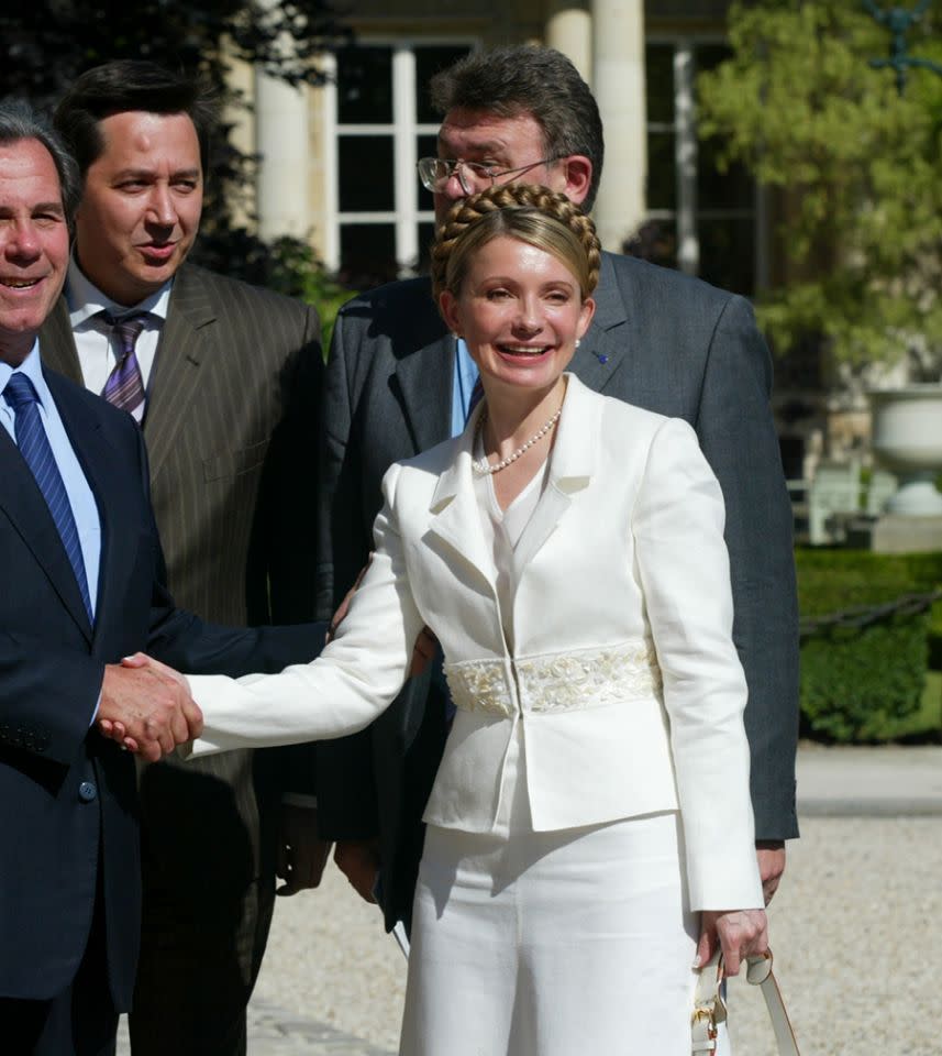 <p>La sublime couronne de cheveux du premier ministre ukrainien Yulia Timoshenko a failli faire de l'ombre à son beau tailleur blanc. Elle portait cette tenue lorsque Jean-Louis Debré, le président de l'Assemblée nationale, l'a accueillie juste avant d'assister à une réunion au Palais Bourbon. (<i>Photo : Antoine Gyori/AGP/Corbis via Getty Images)</i></p>