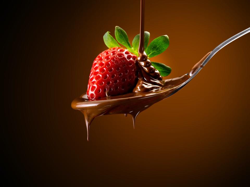   <span class="attribution"><a class="link " href="https://www.shutterstock.com/es/image-photo/strawberries-chocolate-181323041" rel="nofollow noopener" target="_blank" data-ylk="slk:Shutterstock / EcoPimStudio;elm:context_link;itc:0;sec:content-canvas">Shutterstock / EcoPimStudio</a></span>