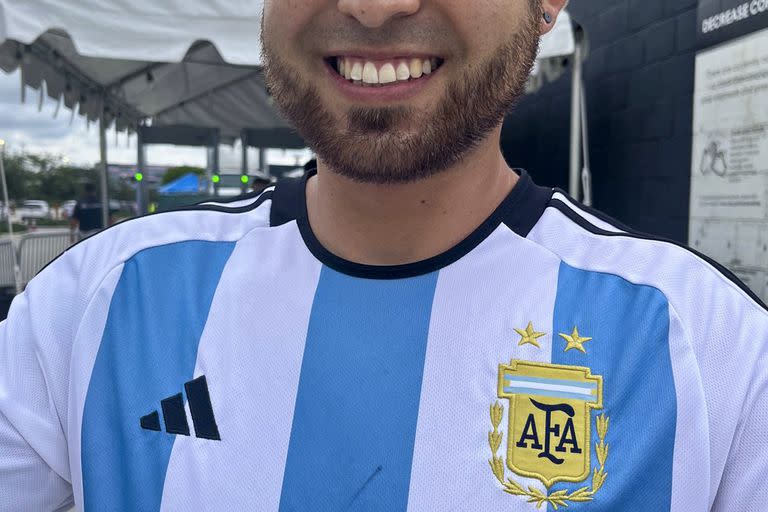 Cristian Salamanca le muestra su camiseta con el autógrafo de Messi.