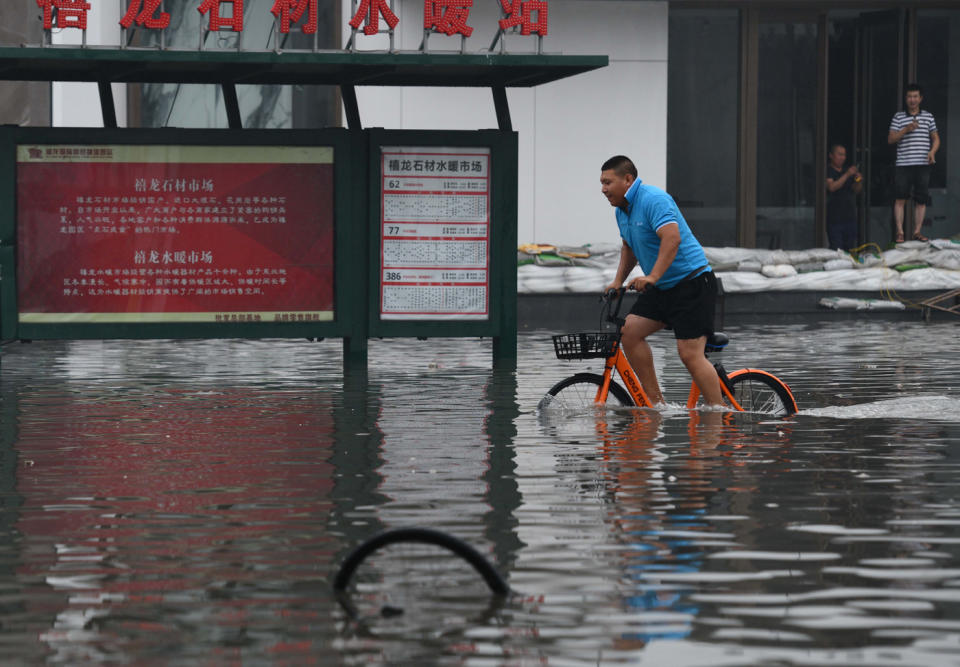 <p>In China haben starke Niederschläge zu Überschwemmungen geführt. Besonders stark betroffen ist der Südwesten des Landes. Ein Anwohner der Provinz Heilongjiang fährt trotz überfluteter Straßen mit dem Rad durch sein Wohngebiet. (Bild: Tao Zhang/Getty Images) </p>