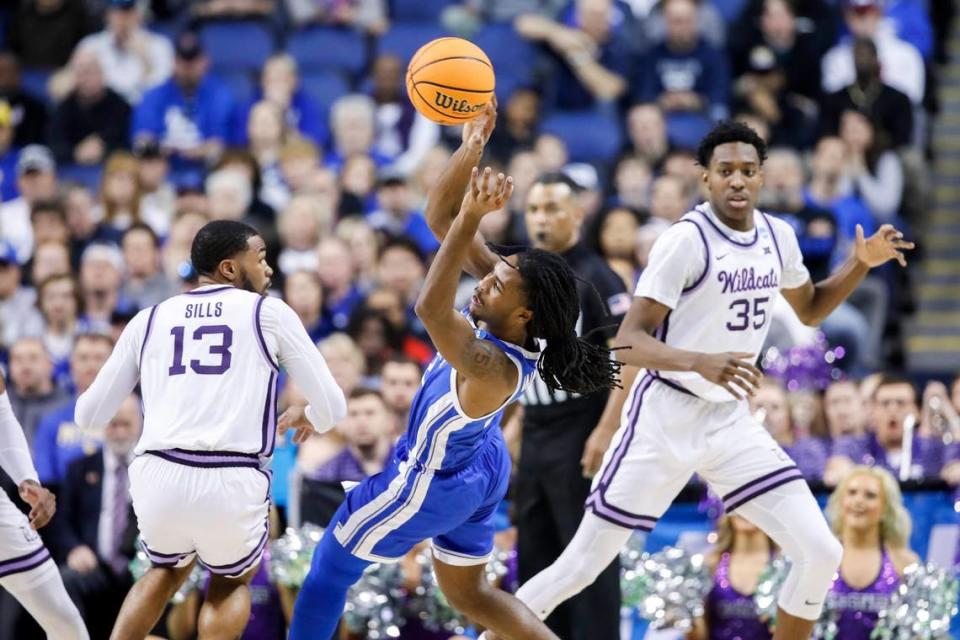 Kentucky’s Cason Wallace (22) passes the ball against Kansas State during Sunday’s second-round NCAA Tournament game in Greensboro, N.C. Wallace finished with 21 points, nine rebounds and four assists.