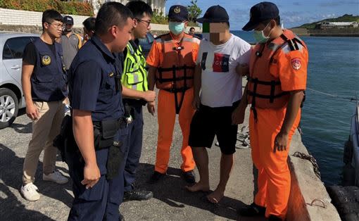 男子遭通緝想搭船旅遊，遭海巡識破送辦。（圖／翻攝畫面）