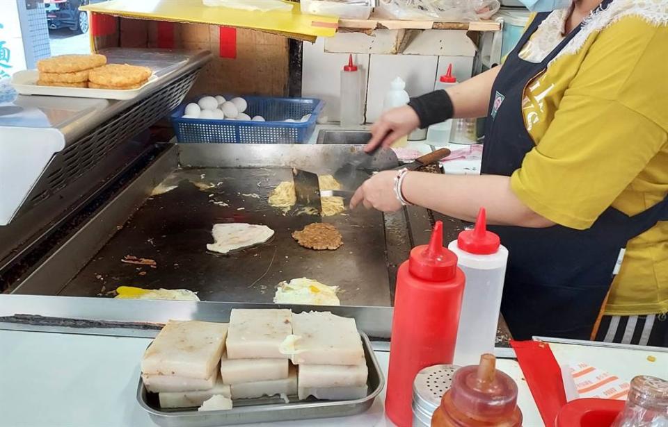 國民黨台北市議員李明賢16日赴南港成德市場買漢堡當早餐，從早餐店老闆娘口中聽見物價高漲的抱怨。（圖／取自臉書「李明賢 -阿賢之聲」）