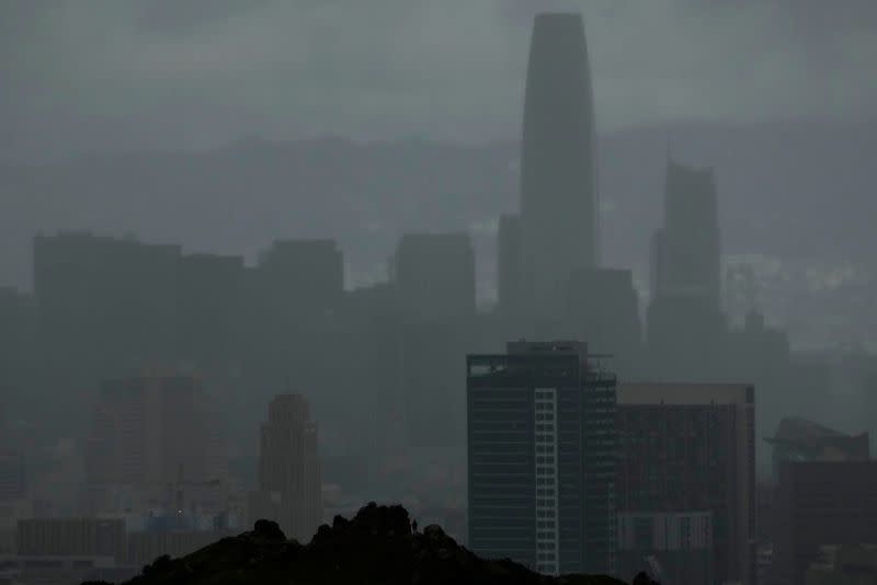 ▲冬季風暴帶來的強降雨造成交通大打結。（圖／美聯社／達志影像）