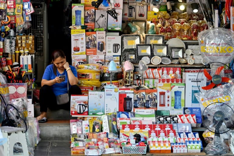 Une vendeuse d'appareils électroménagers dans une échoppe d'Hanoi le 28 juin 2024 (Nhac NGUYEN)