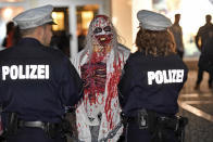 <p>In Essen fand zu Halloween der Zombie-Walk mit Hunderten von Teilnehmern statt. Wegen Streitigkeiten zwischen Männergruppen wurde der Hauptbahnhof vorübergehend geräumt. Die Bundespolizei leitete Strafverfahren wegen gefährlicher Körperverletzung ein. (Bild: AP Photo) </p>