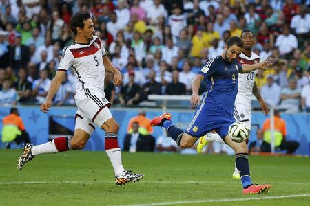 Argentina's Gonzalo Higuain (C) attempts a shot at the German goal during their 2014 World Cup final at the Maracana stadium in Rio de Janeiro July 13, 2014. REUTERS/Damir Sagolj