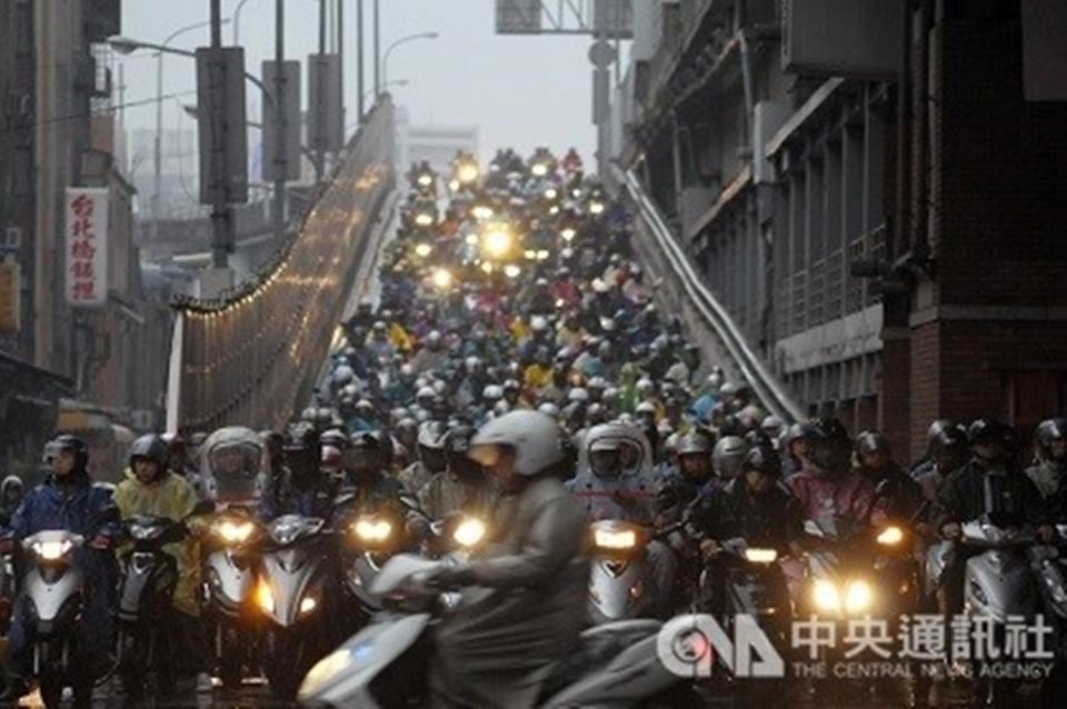 為避免違規檢舉氾濫，立法院會今天三讀通過修正道路交通管理處罰條例部分條文，明定46種民眾可檢舉的交通違規項目。（檔案照）