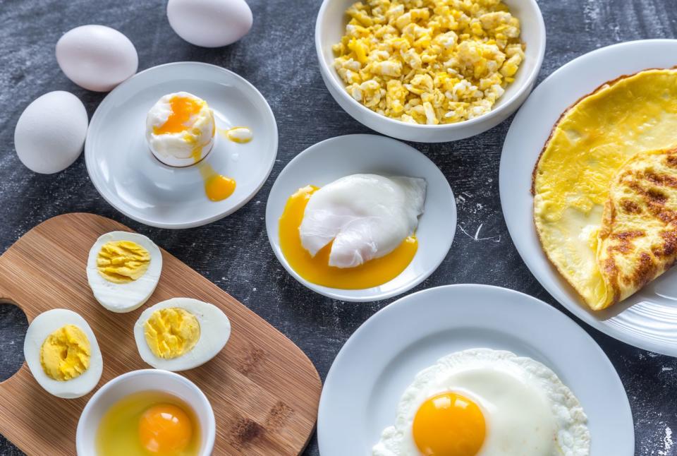 Rezepte mit Ei kennt jeder: Spiegelei, Rührei oder ein hart gekochtes Frühstücks-Ei. Und darüber hinaus sind sie auch noch gesund: vollgepackt mit Proteinen, Mineralstoffen und Vitaminen. Ein weiteres beliebtes Rezept zum Frühstück: das Omelett, das in vielen Varianten und mit den unterschiedlichsten Zutaten je nach Geschmack gebraten werden kann - so auch mit Bacon und Cheddar. (Bild: iStock/AlexPro9500)