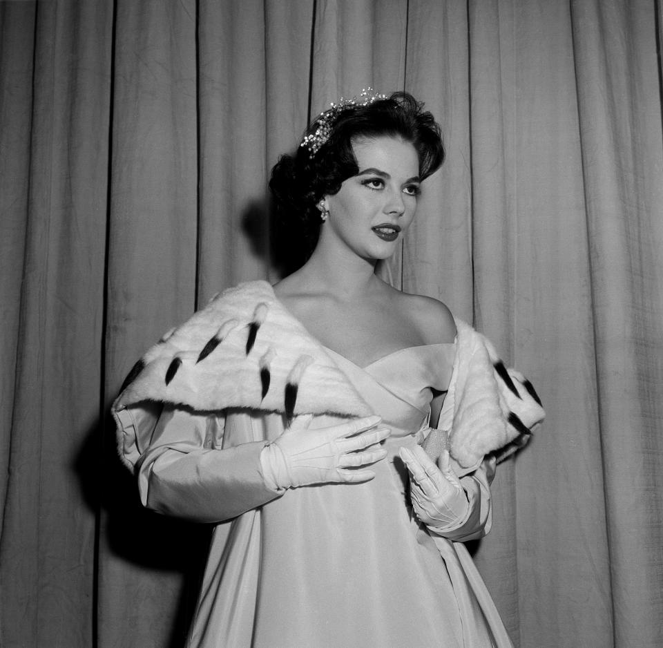 Beyond Old Hollywood Glamour: 27 Fabulous Red Carpet Outfits From the Early Academy Awards