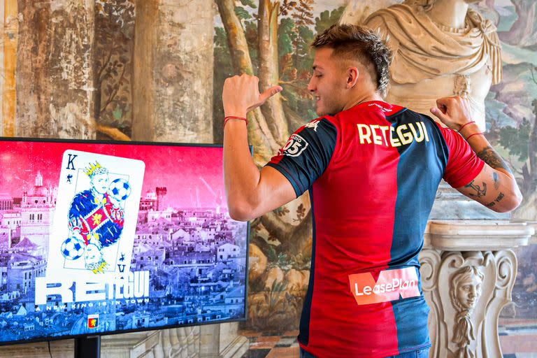 Mateo Retegui, durante la presentación como nuevo refuerzo de Genoa