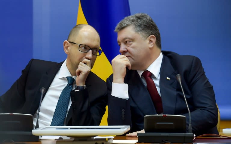 Ukrainian President Petro Poroshenko (right) speaks with Prime Minister Arseniy Yatsenyuk during a 2015 cabinet meeting in Kiev