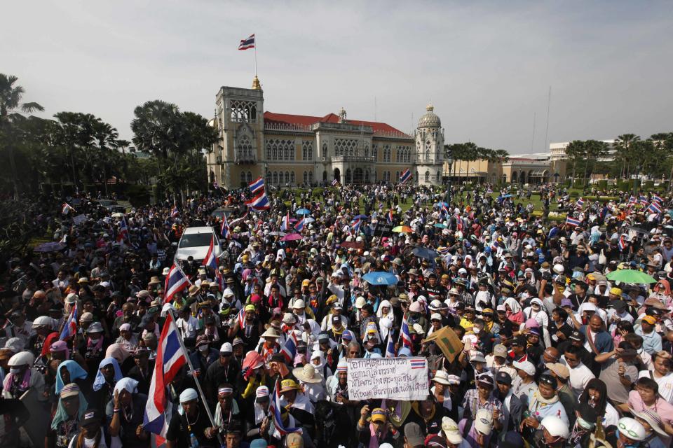 Anti-government protesters move out from Government House, the site of fierce clashes with police over the last few days, after they entered the compound in Bangkok December 3, 2013. Thailand's government ordered police to stand down and allow protesters into state buildings on Tuesday, removing a flashpoint for clashes and effectively bringing an end to days of violence in Bangkok in which five people have died. REUTERS/Kerek Wongsa (THAILAND - Tags: POLITICS CIVIL UNREST)