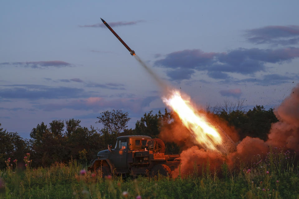 Ein Mehrfachraketenwerfer der ukrainischen Armee feuert Raketen auf russische Stellungen an der Frontlinie in der Nähe von Bachmut (Bild: Roman Chop/Roman Chop/AP)