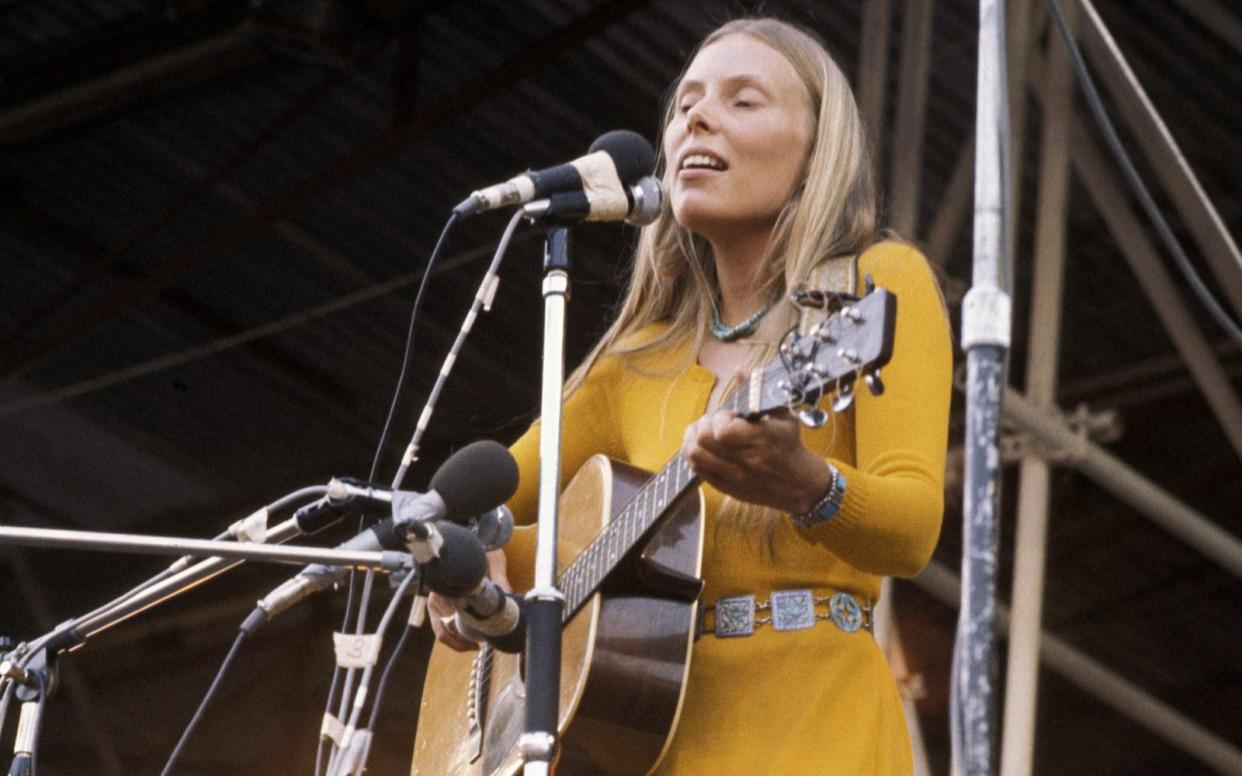 1970 begeisterte Jodi Mitchell beim Isle of Wight Festival nur mit ihrer Gitarre und ihrer Stimme. In den 70er-Jahren erreichte ihre Popularität ihren Zenit. (Bild: Tony Russell / Redferns / Getty Images)