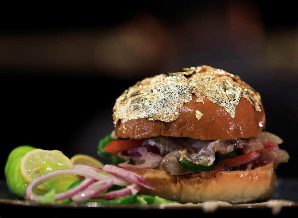 Schmeckt ein goldener Burger besser? (Bild: REUTERS/Amr Abdallah Dalsh)