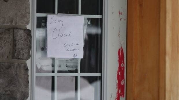 A closed sign is posted to the door of a bar in Carleton Place, Ont., part of the Leeds, Grenville and Lanark District Health Unit. The region has seen an spike in confirmed COVID-19 cases in recent weeks and will be moving to yellow on Monday. (Francis Ferland/CBC - image credit)