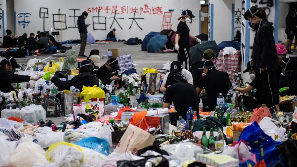 Mientras unos manifestantes construían barricadas, otros preparaban armas como cócteles molotov en el campus.