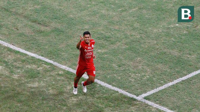 Pemain Persija Jakarta, Taufik Hidayat melakukan selebrasi usai mencetak gol ke gawang Chonburi FC saat laga persahabatan antara Persija Jakarta menghadapi Chonburi FC dalam rangka Grand Launching Jakarta International Stadium (JIS), Minggu (24/7/2022). (Bola.com/M Iqbal Ichsan)