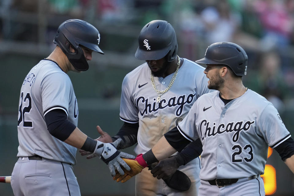 Andrew Benintendi dari Chicago White Sox, kanan, merayakan kemenangan bersama Gavin Sheets, kiri, setelah memukul home run dua angka melawan Oakland Athletics pada inning keempat pertandingan bisbol, Selasa, 6 Agustus 2024, di Oakland, California. (Foto AP/Godofredo A. Vásquez)