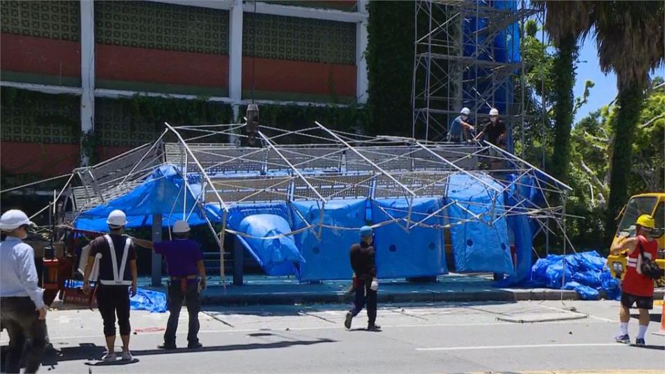 驚！板橋亞東醫院旁工地鷹架倒塌　 一度傳出工人墜落生死未卜