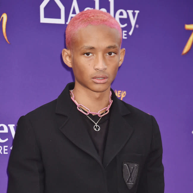 Jaden Smith se siente 'con los pies en la tierra' cuando convive con la naturaleza credit:Bang Showbiz