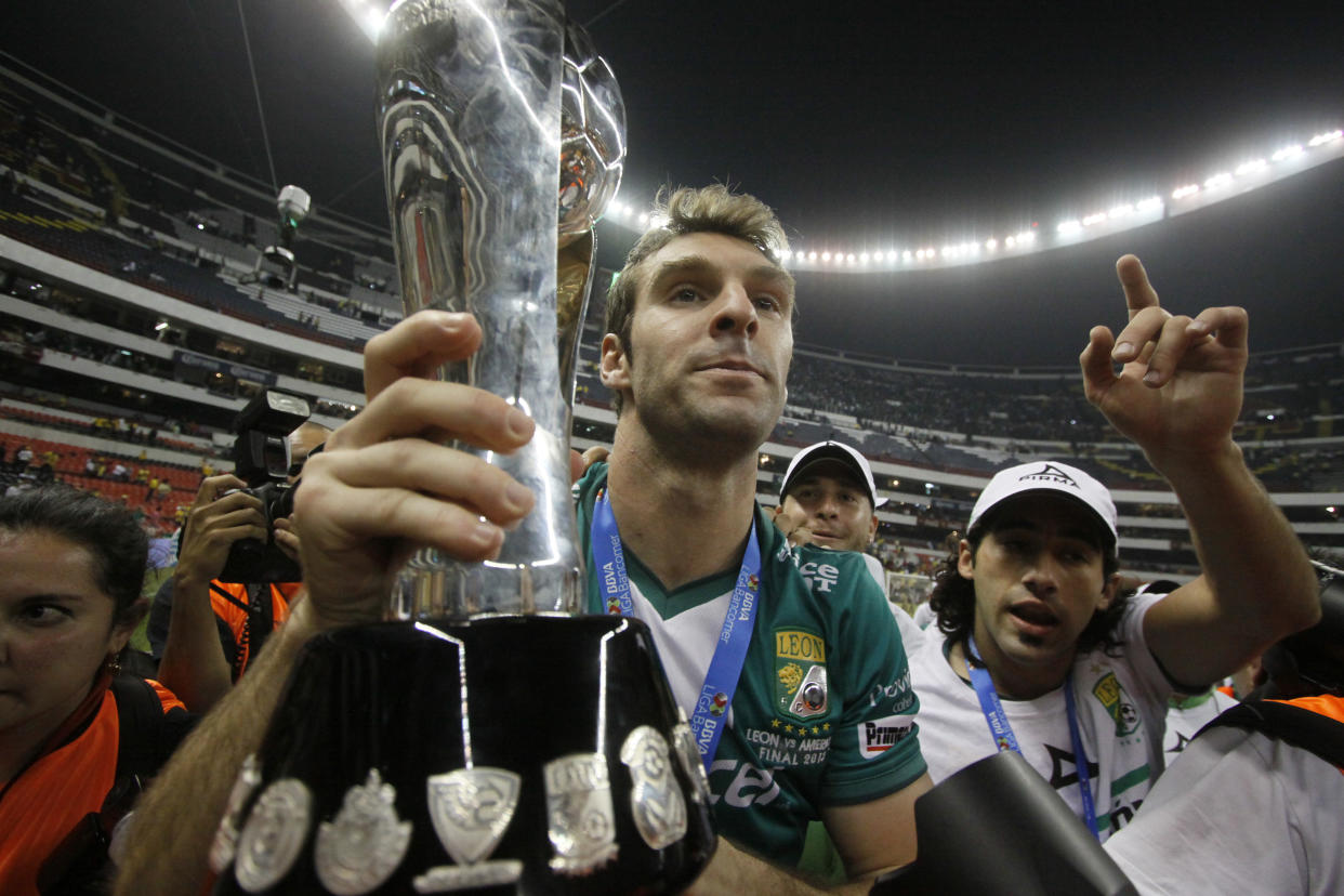 Mauro Boselli celebrando el título del Apertura 2013 con el León. (HECTOR GUERRERO/AFP via Getty Images)