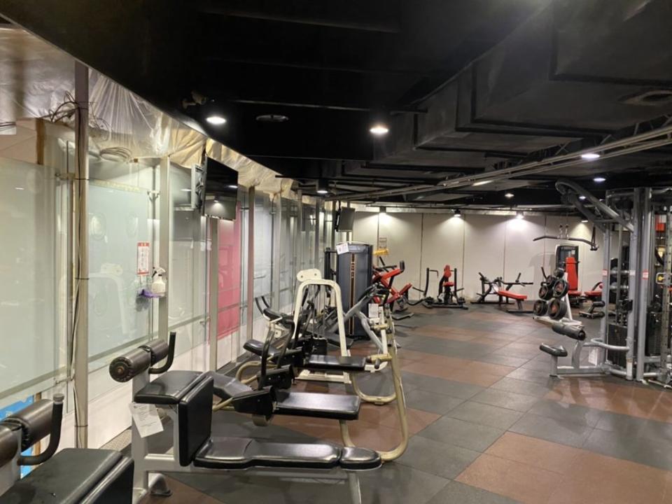 新北市消防局安檢人員十三日下午前往World Gym世界健身俱樂部新莊店進行稽查時，發現現場正在進行室內裝修施工卻未主動申報。(新北市消防局提供)