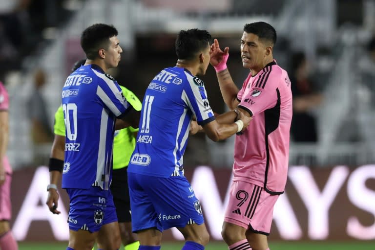 Luis Suárez (derecha), del Inter Miami, discute con jugadores de Monterrey en el partido de ida de los cuartos de final de la Copa de Campeones de la Concacaf. (Megan Briggs)