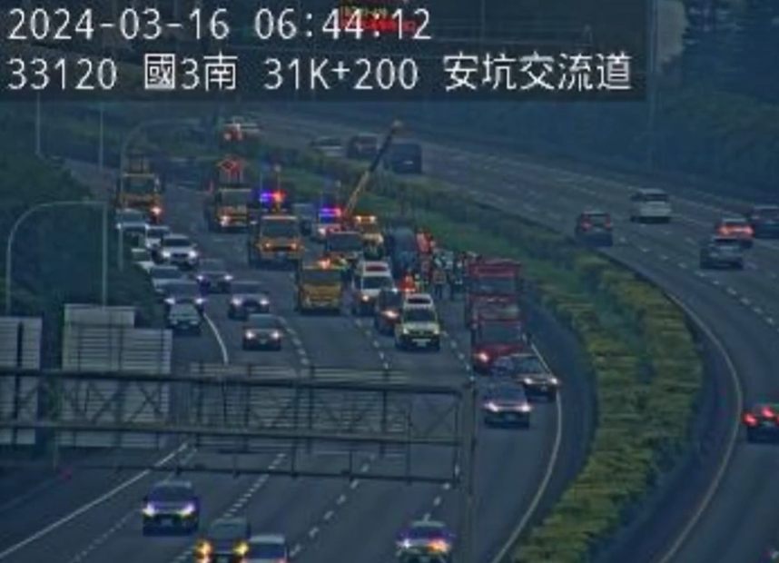 國3安坑路段今天清晨傳出9車連環車禍，釀成2死6傷。翻攝自記者爆料網