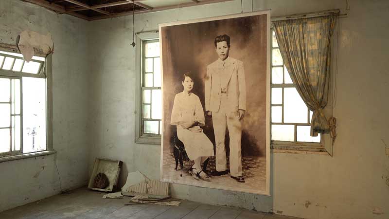 湯德章與他太太的合照現座落在台南湯德章故居中。（希望影視提供）