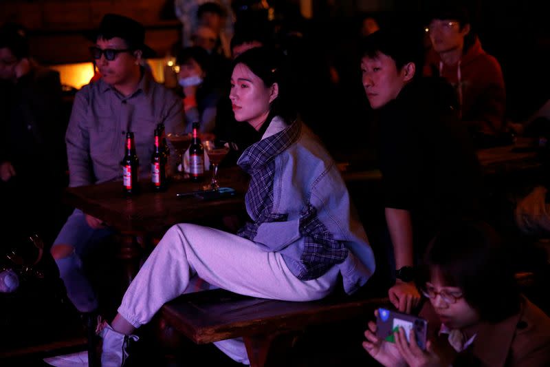 Personas disfrutan de un concierto de rock en el bar del Templo, en Pekín, China, el 21 de octubre de 2020