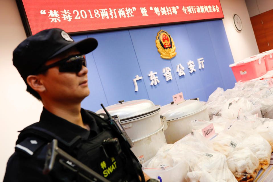 Un oficial de policía hace guardia junto a las drogas incautadas en Shenzhen, provincia de Guangdong, China April 24, 2018. Chen Hui/Southern Metropolis Daily via REUTERS.