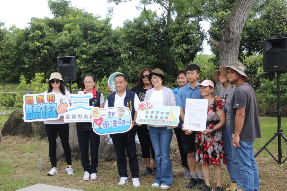 親頒花東首件微型露營場土地許可 饒慶鈴：將持續輔導合法營運 295