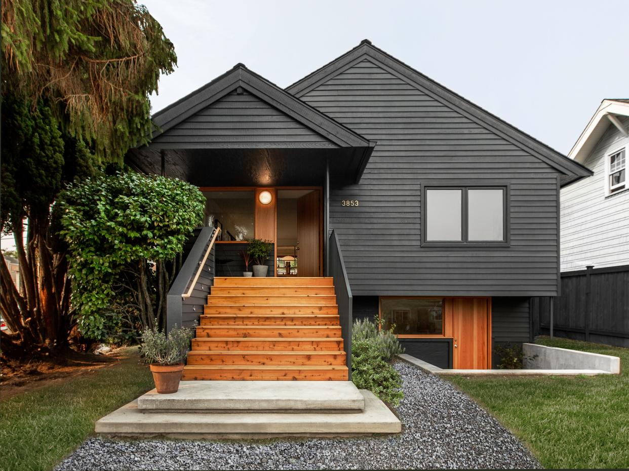 Benjamin Moore Wrought Iron revitalizes the façade of this Seattle home.