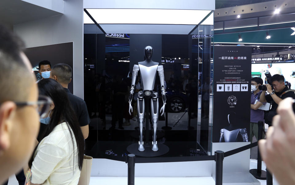 SHANGHAI, CHINA - JULY 6, 2023 - Visitors view the Tesla Bot humanoid robot of Tesla ''Optimus'' at the 2023 World Artificial Intelligence Conference in Shanghai, China, July 6, 2023. (Photo by Costfoto/NurPhoto via Getty Images)