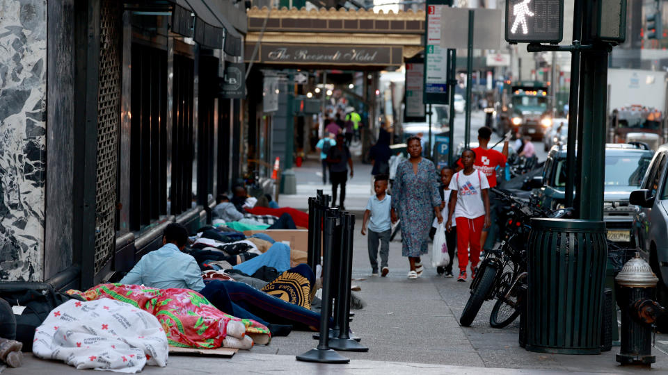 Une douzaine de migrants dorment sur le trottoir devant l'hôtel Roosevelt.