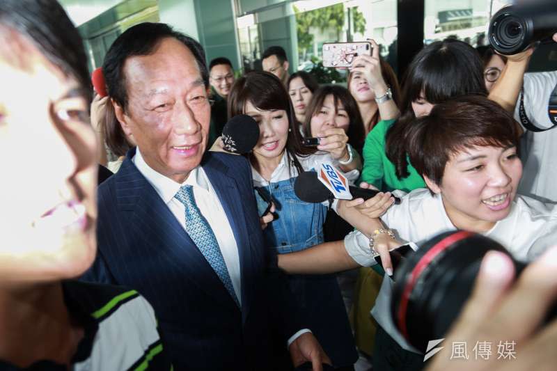 20190830-鴻海創辦人郭台銘於松山機場簡短向外界報告中東行程。（簡必丞攝）