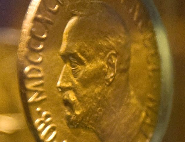 Neuf hommes, une femme: la répartition des prix Nobel n'a pas satisfait tout le monde (ici la médaille décernée en 1921 à Christian L. Lange. Photo par REUTERS/Chris Helgren)  (Photo: REUTERS/Chris Helgren)