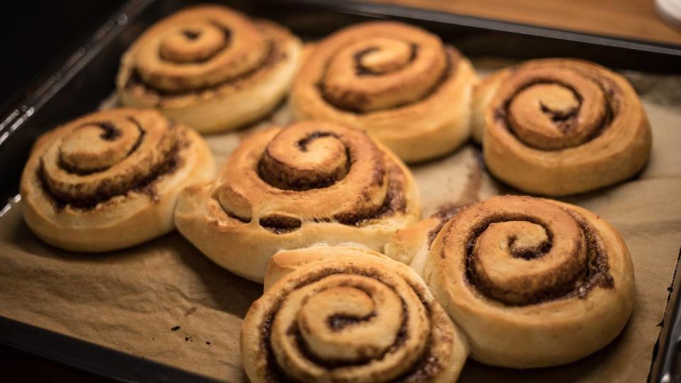 Christmas desserts in an air fryer: cinnamon rolls